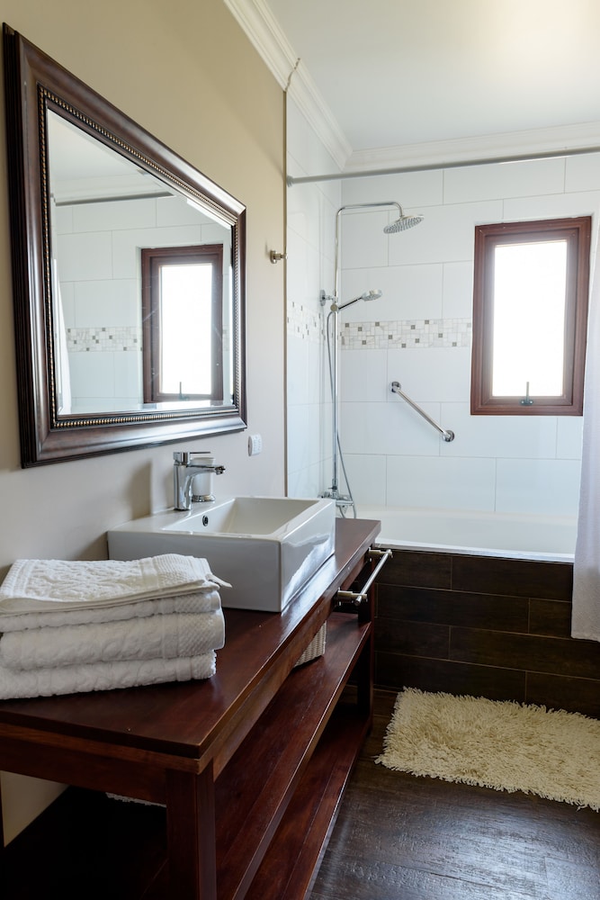 Deluxe Suite, 1 King Bed photo 3
