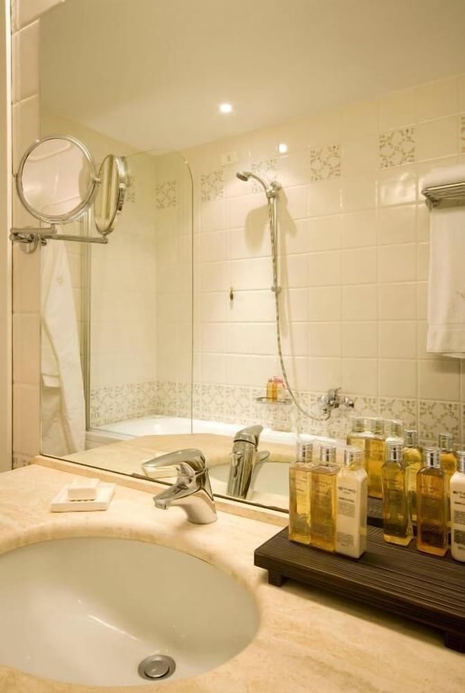 Deluxe Double or Twin Room - Photo 6