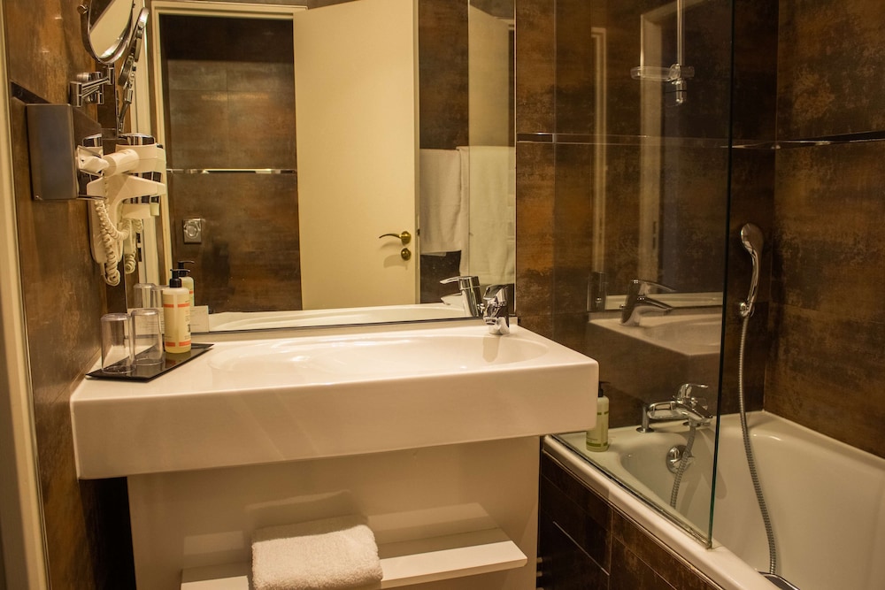 Deluxe Room, 1 King Bed, Non Smoking (Larger Room) - Photo 5