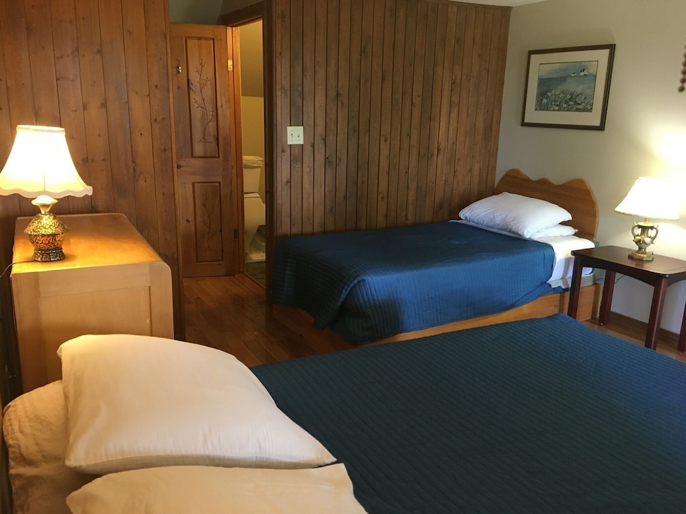 Family Room, Multiple Beds, Private Bathroom, Mountain View photo 1