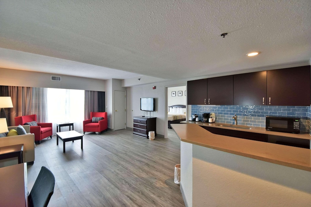 Premium Suite, 1 King Bed, Non Smoking (1 Bedroom) - Photo 1
