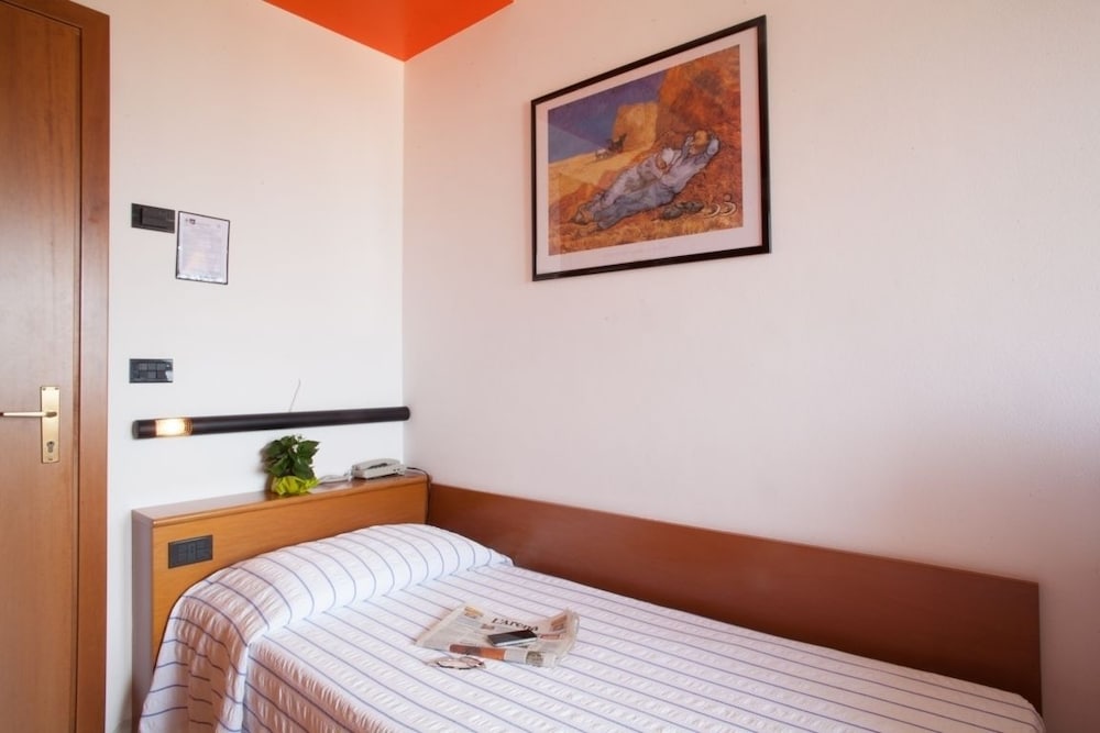 Single Room photo 2