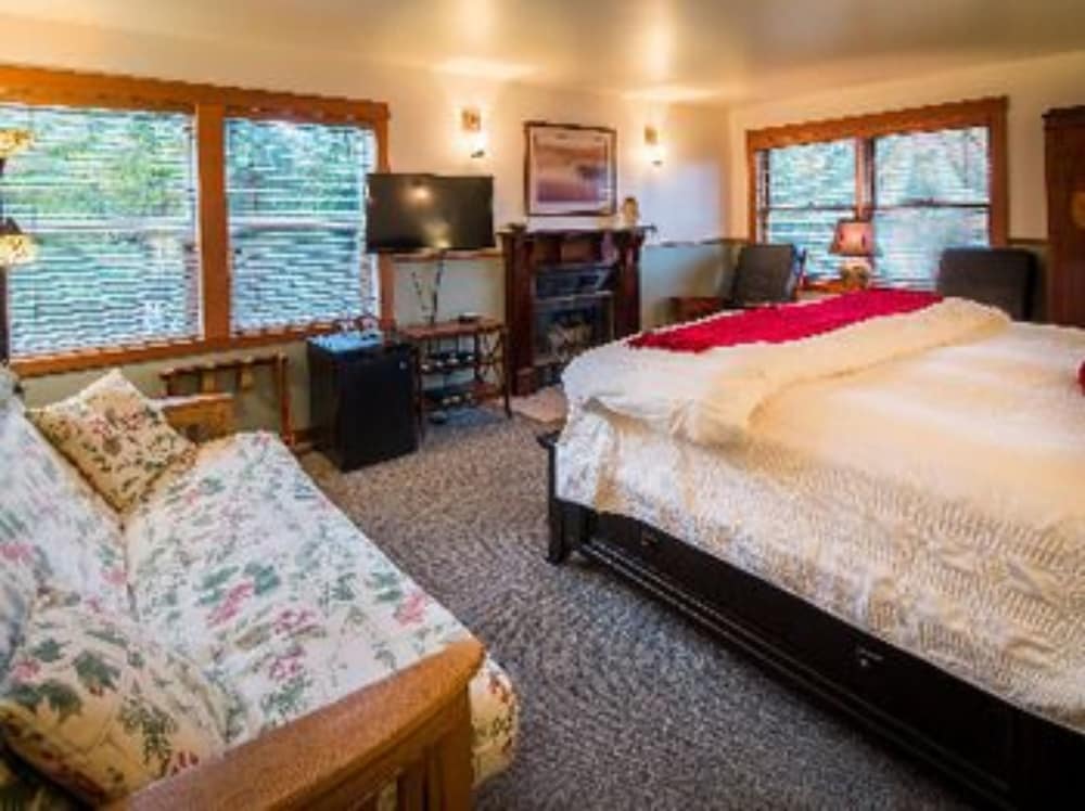 Superior Suite, 1 King Bed, Fireplace photo 3