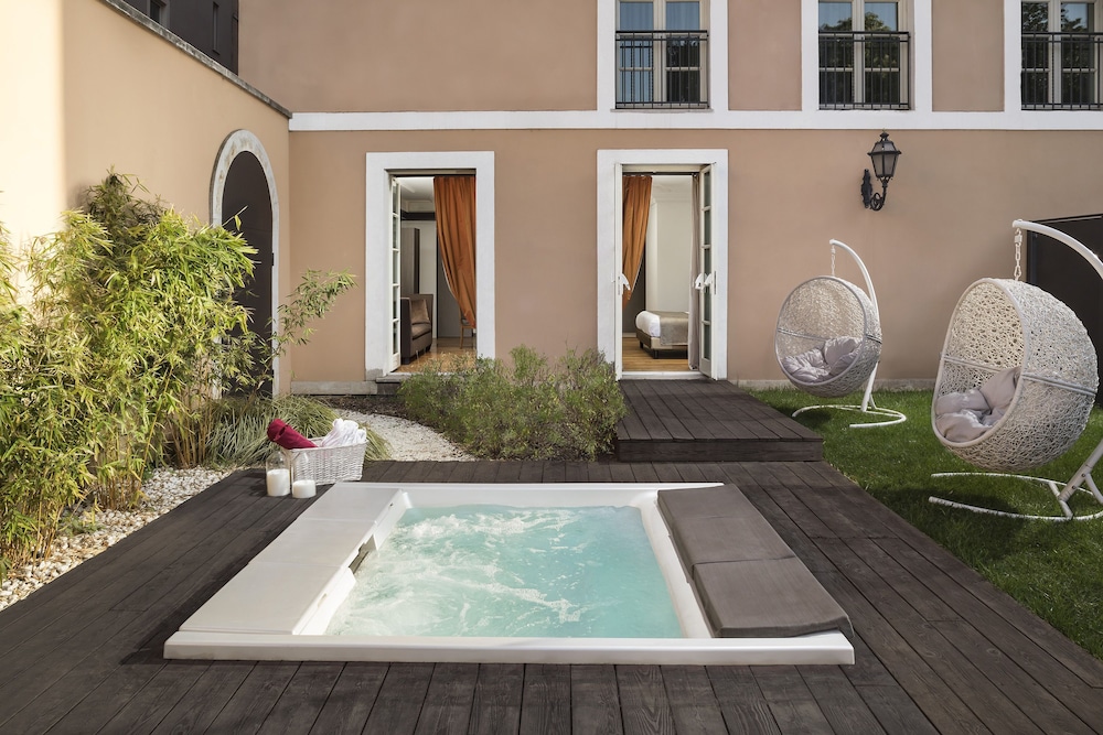 Garden Studio Apartment with Whirlpool & Spa Access (4 Adults)