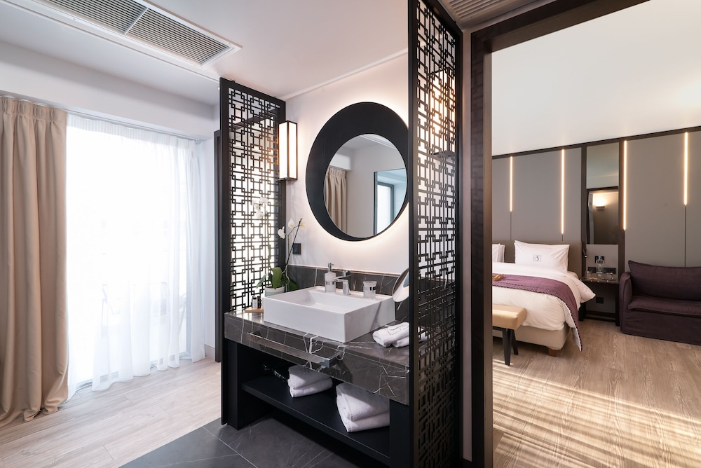 Deluxe Room (King) - Photo 14
