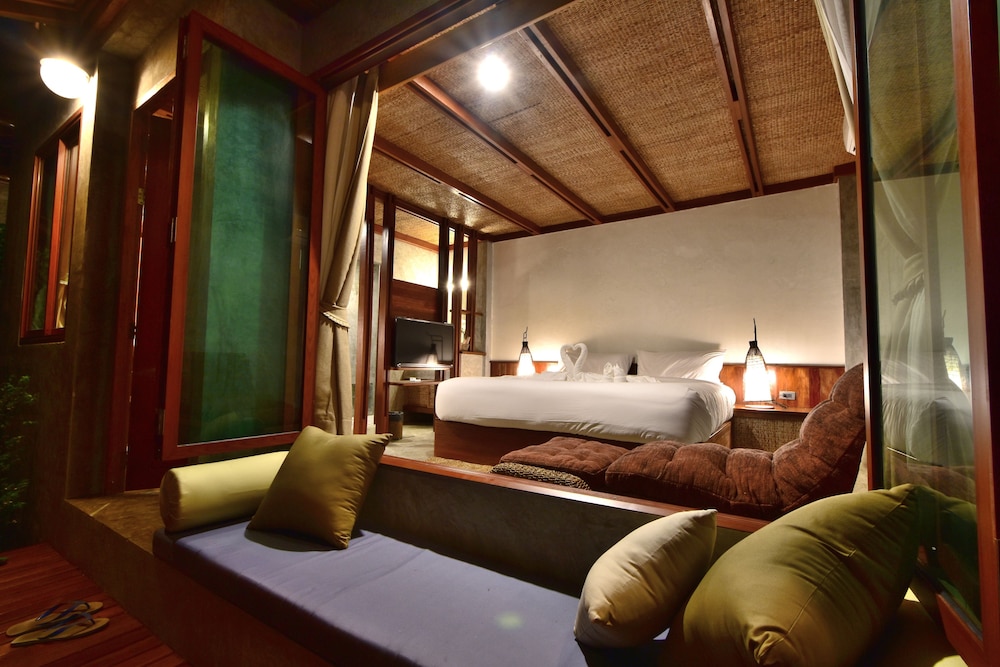 Deluxe Room, 1 King Bed, Beach View, Beachfront photo 2