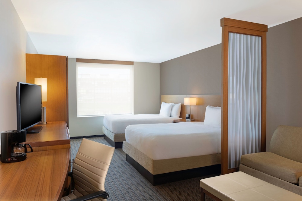 Deluxe Room, 2 Queen Beds, City View photo 1