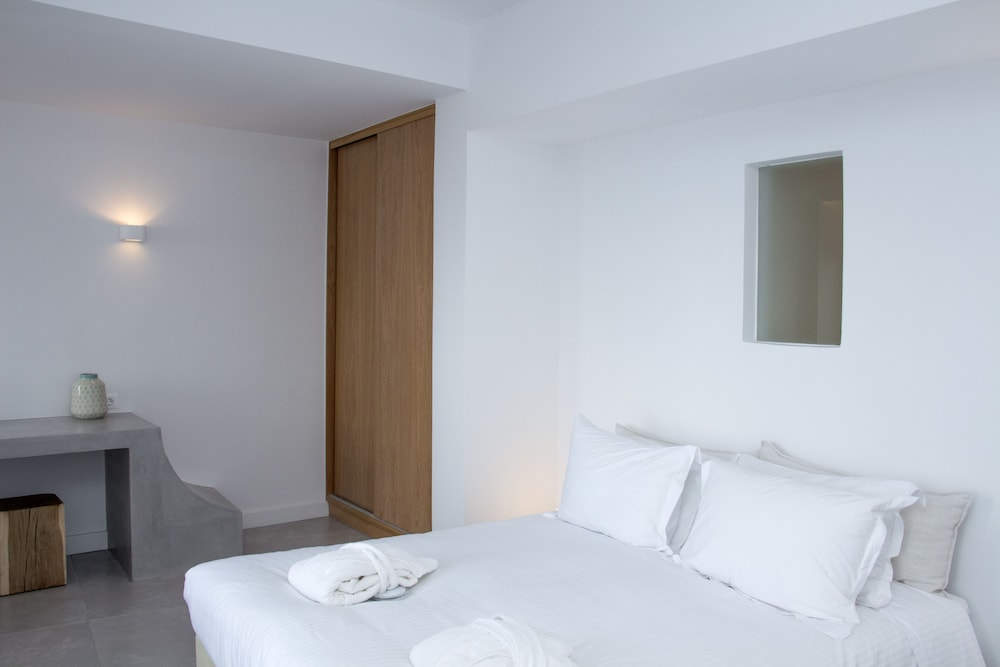 Superior Suite, 1 Queen Bed, Balcony, Sea View - Photo 11