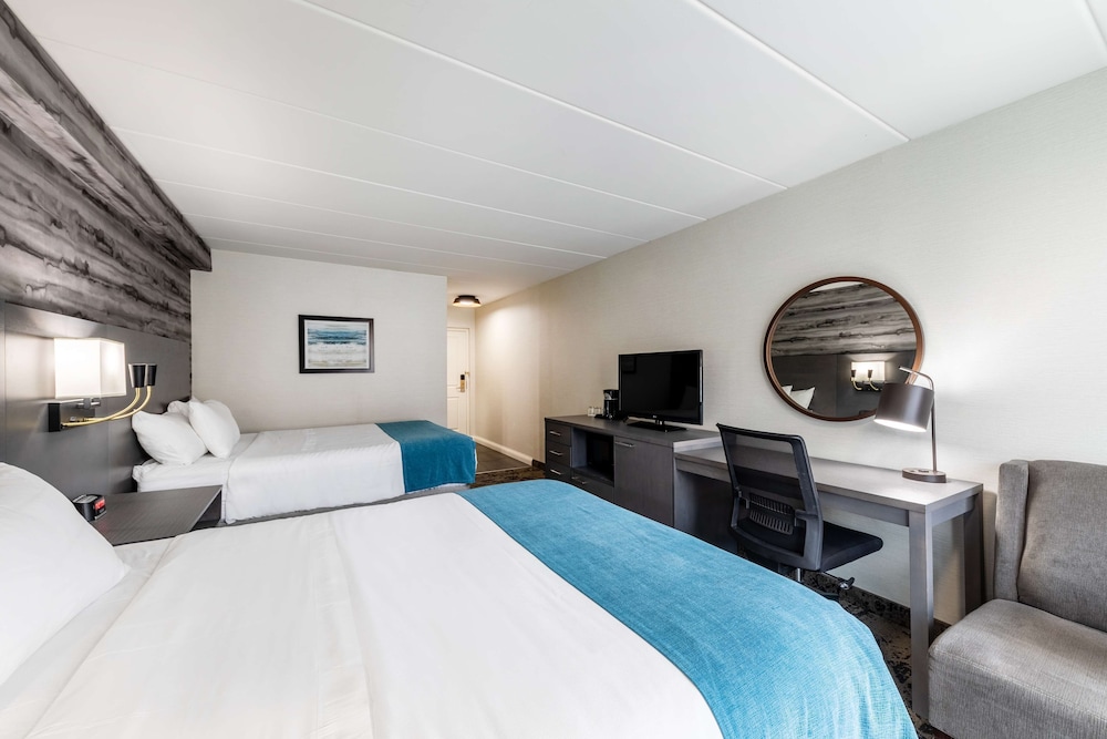 Standard Room, 2 Queen Beds, Non Smoking, Refrigerator & Microwave (Walk-in Shower) - Photo 2