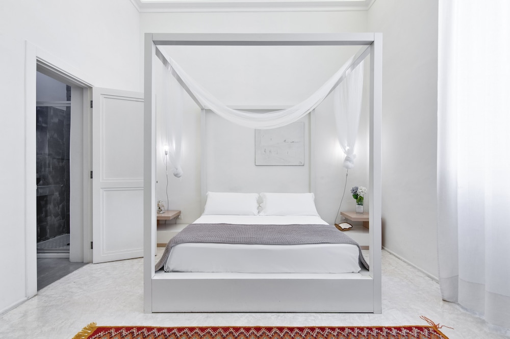Deluxe Room, 1 Queen Bed, Non Smoking, Ensuite photo 2