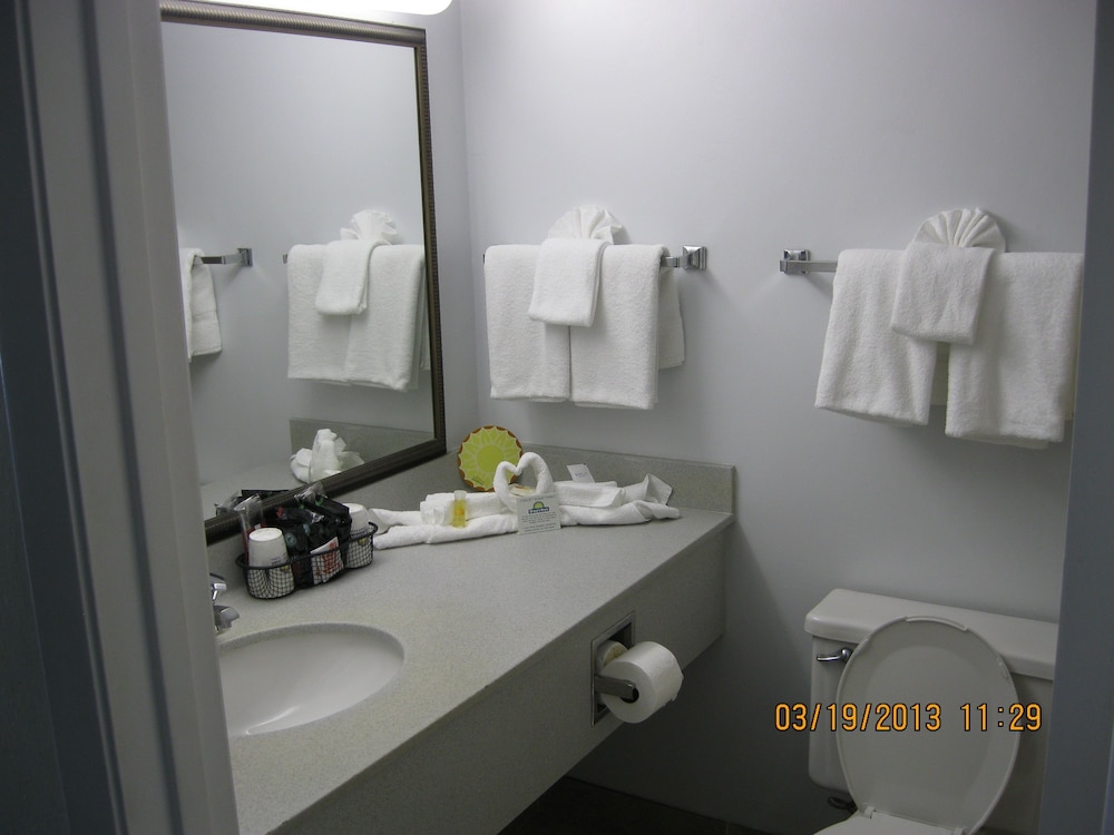 Room, 2 Double Beds, Non Smoking, North or South Ocean View - Photo 8