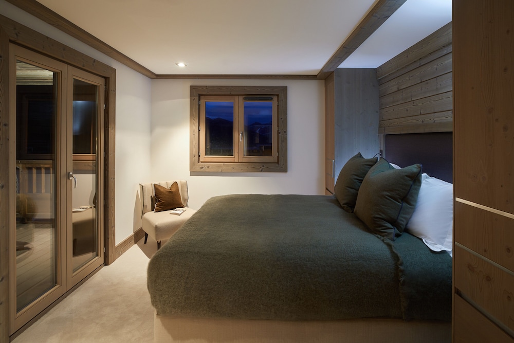 Two-Bedroom Apartments with Mountain/Street View photo 1