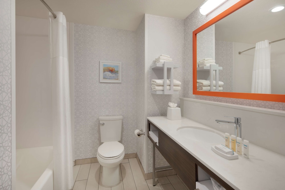 Room, 2 Queen Beds, Refrigerator & Microwave - Photo 4