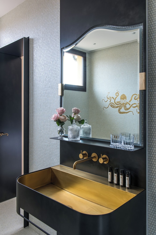 Signature Suite with One King Bed and Pool Access (Non Smoking)