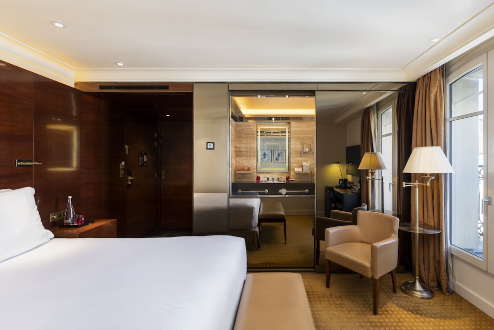 Deluxe Room, 1 King Bed, Courtyard View photo 1