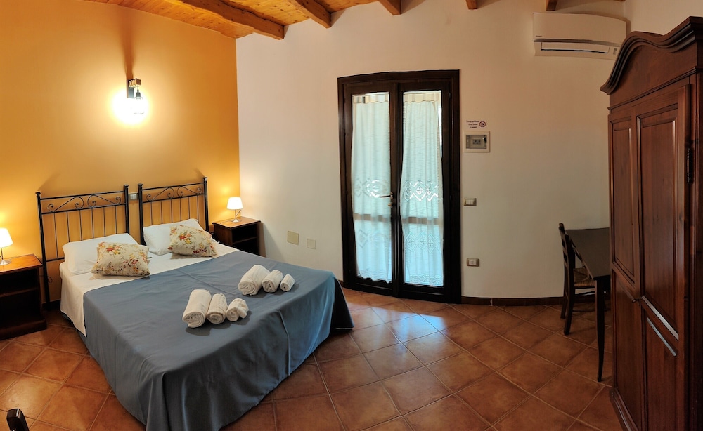 Standard Double or Twin Room, Garden View, Ground Floor photo 2