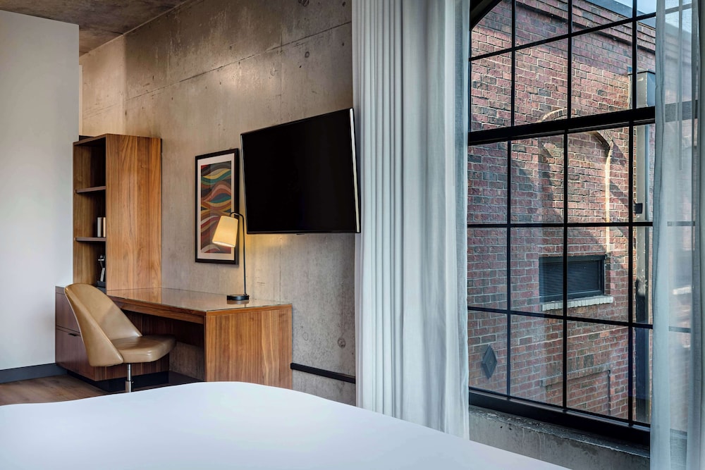 Room, 1 King Bed, River View, Corner - Photo 6