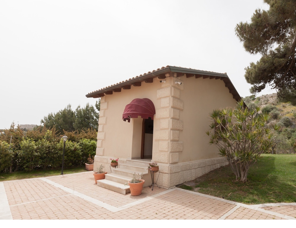 Deluxe Studio Suite, Hot Tub, Sea View - Photo 11
