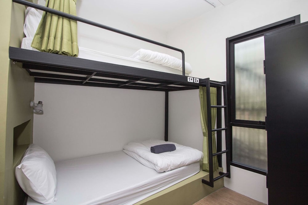 Bed in 6 Beds Female Dorm photo 3