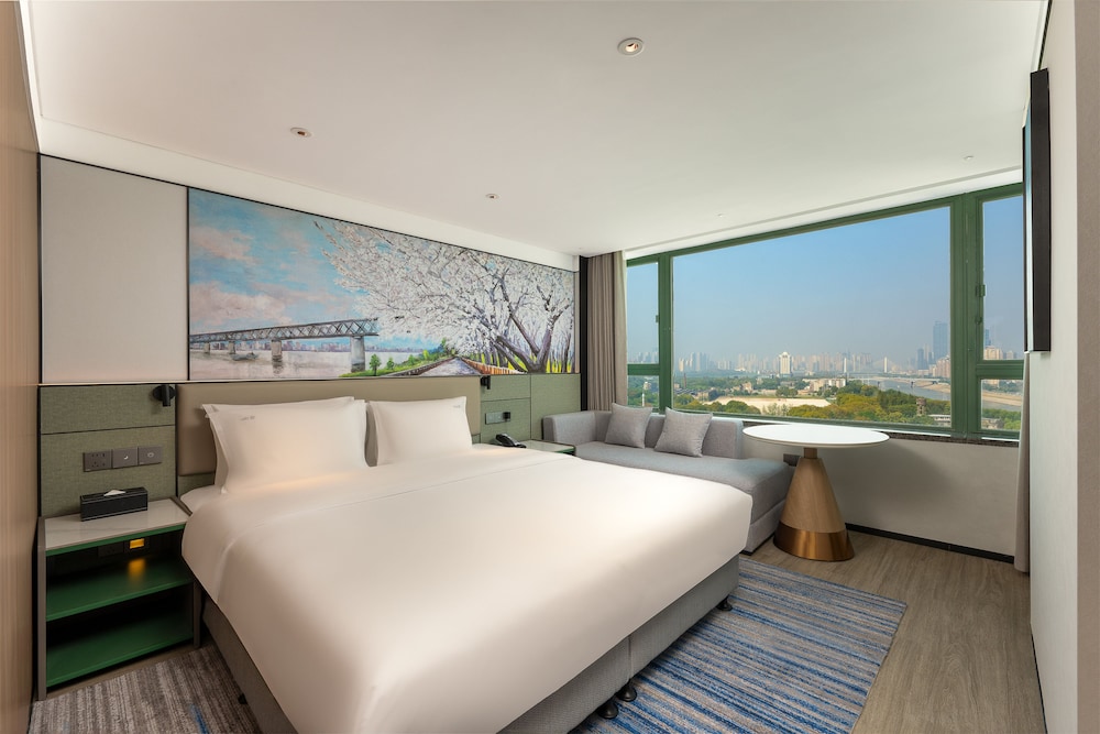 Premium Room, 1 King Bed, City View (High Floor) - Photo 1