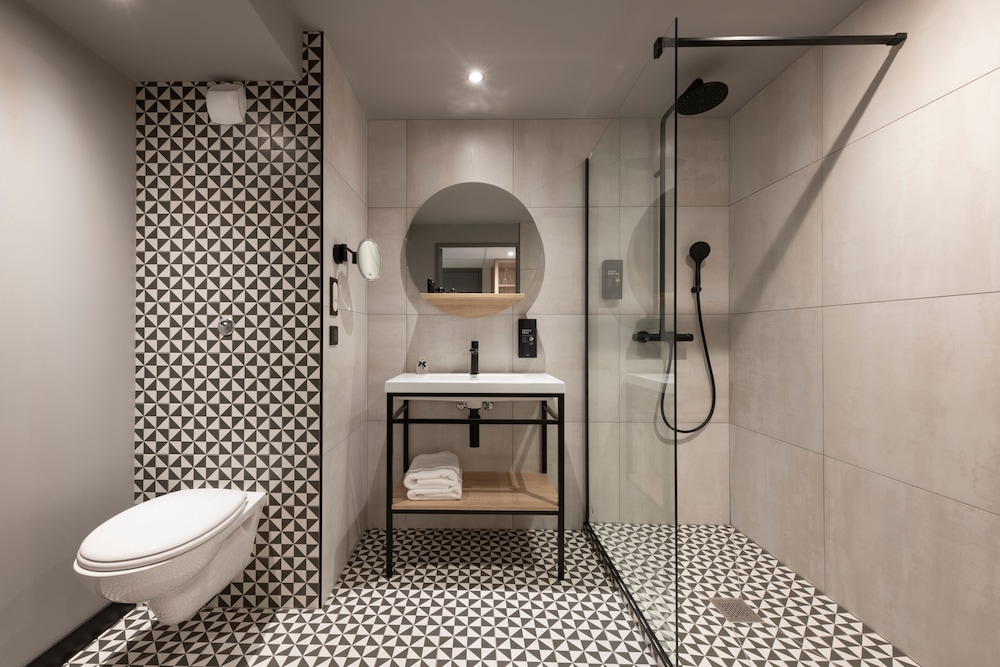 Standard Room, 1 Queen Bed, Bathtub (Kitchenette) - Photo 8