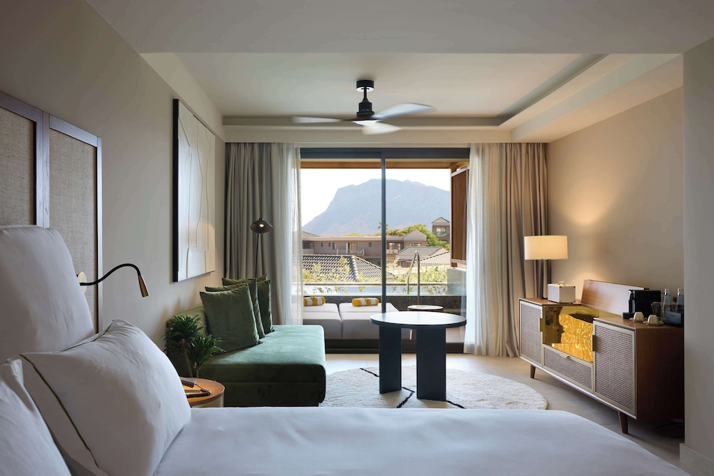 Junior Suite, 1 King Bed (Swim up Pool)