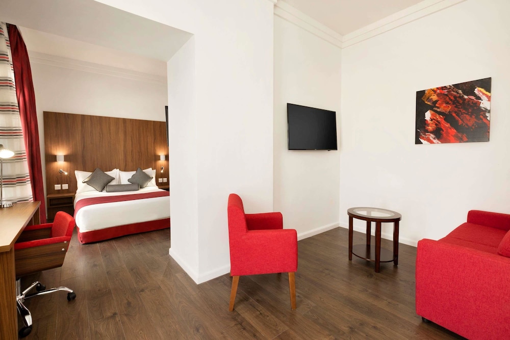 Suite, 1 Queen Bed, Non Smoking photo 3