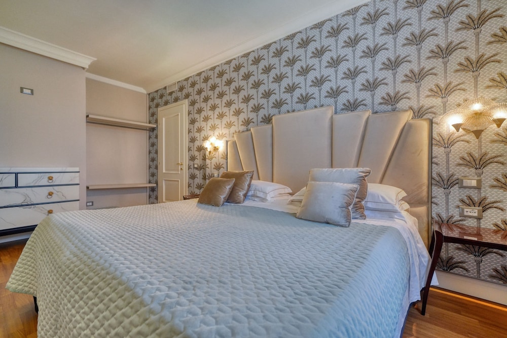 Executive Suite, 3 Bedrooms, Terrace, Lake View - Photo 3