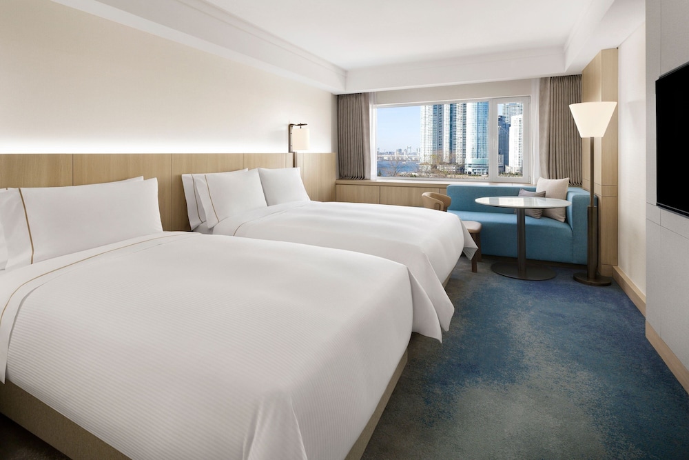 Deluxe Park Family, Guest room, 1 Queen and 1 Twin, Dongbaek Park view - Photo 1