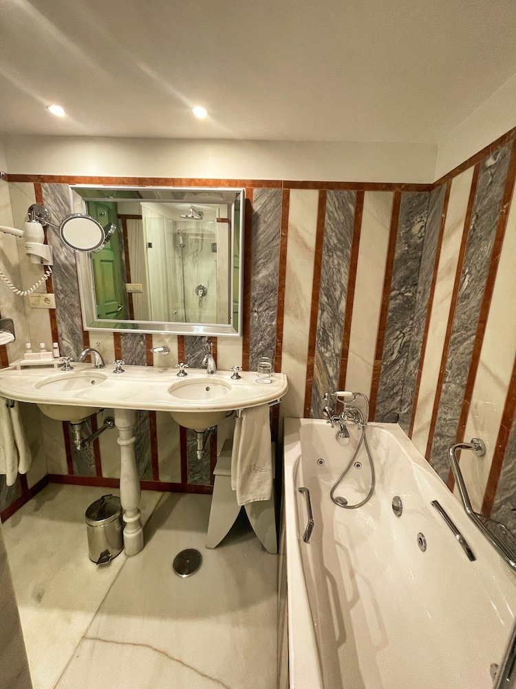 Classic Room, Jetted Tub - Photo 16