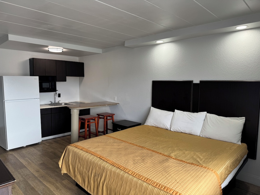 Kind Bed Studio with Kitchenette | 1 King Bed photo 1