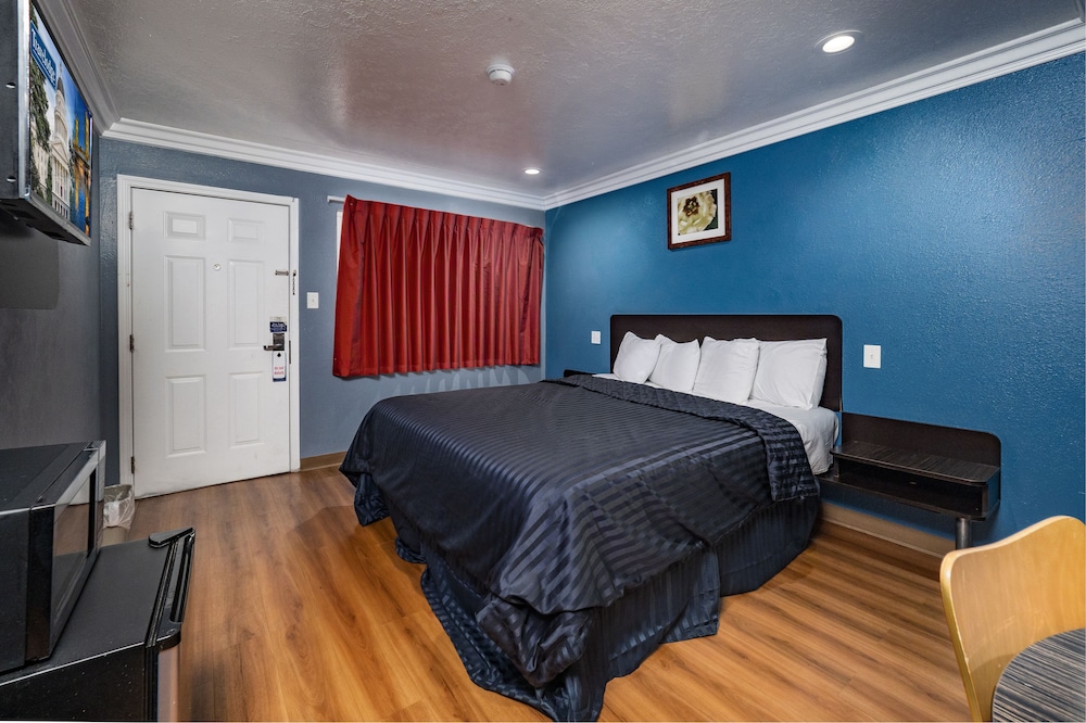 Room, 1 King Bed, Non Smoking photo 3