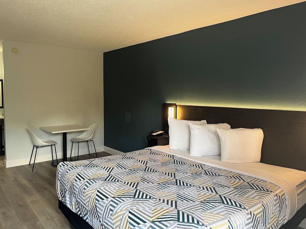 Standard Room, 1 King Bed, Non Smoking - Photo 7