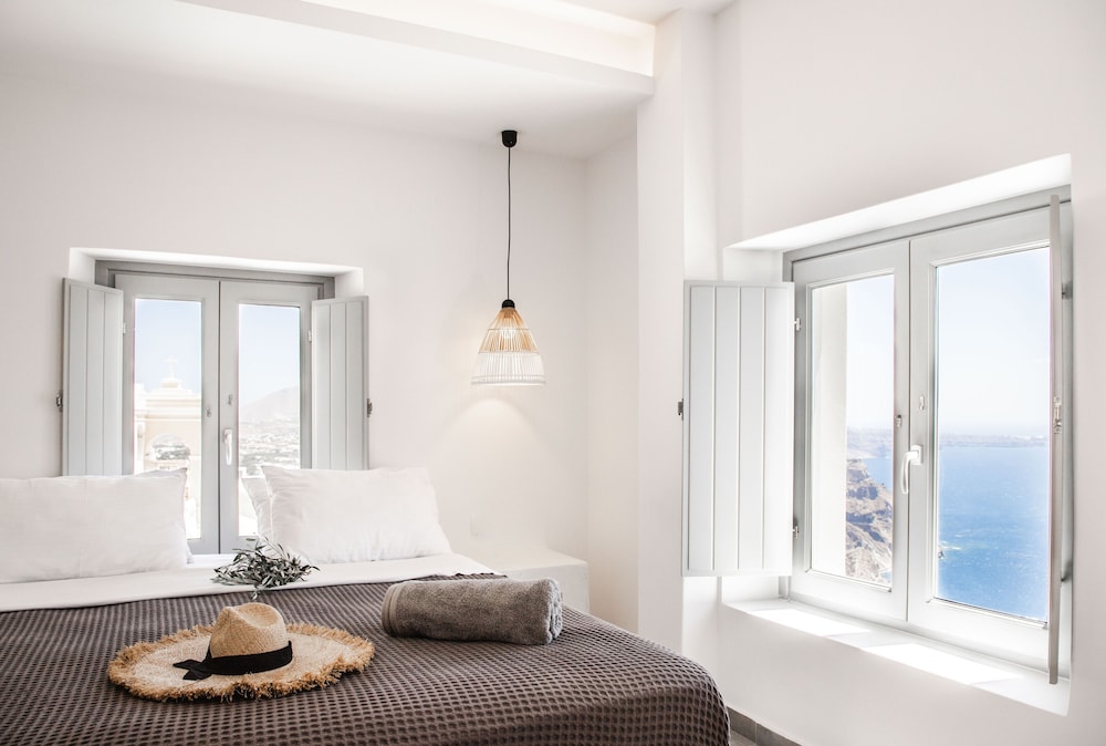 Deluxe Cliff Suite with Caldera View and Outdoor Hot Tub - Photo 1