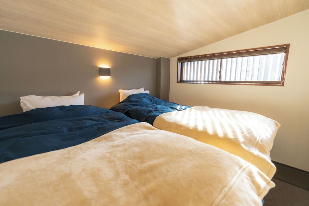 Modern Japanese-Style Room With Loft 301