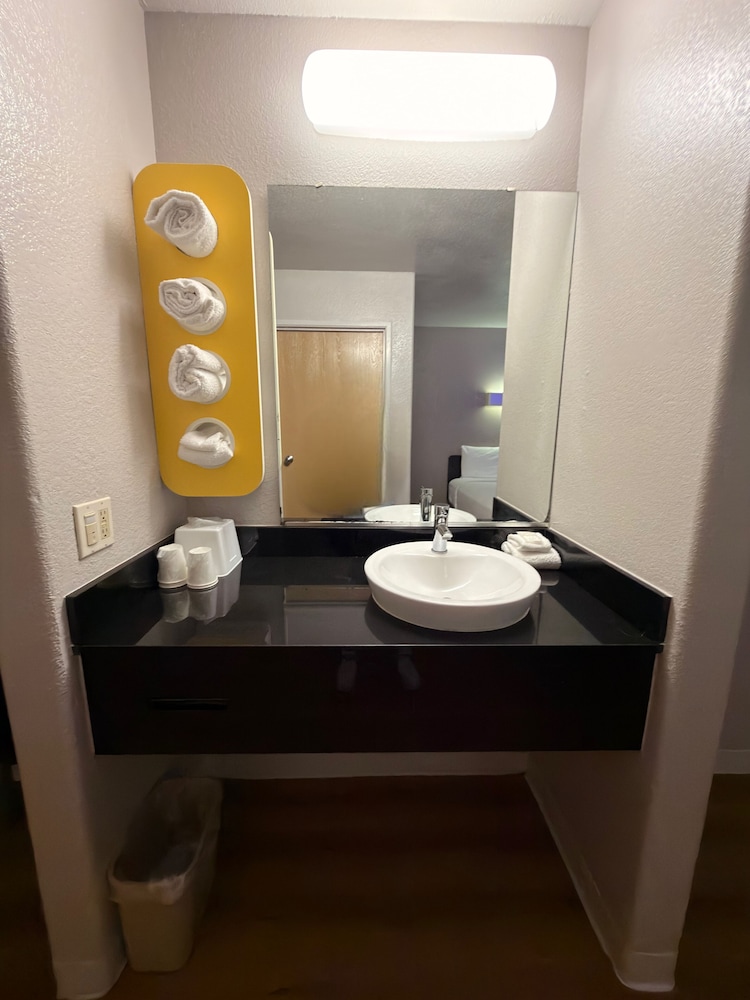 Room, 2 Queen Beds, Roll-in Shower (Accessible) photo 3