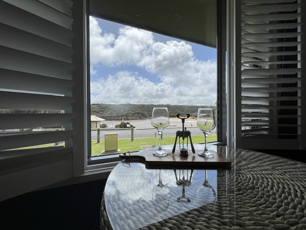 Deluxe Room, 1 King Bed, Sea View photo 3