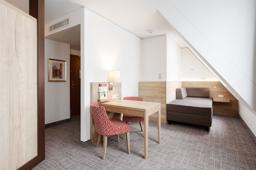 Premium Room, Multiple Beds thumbnail 5