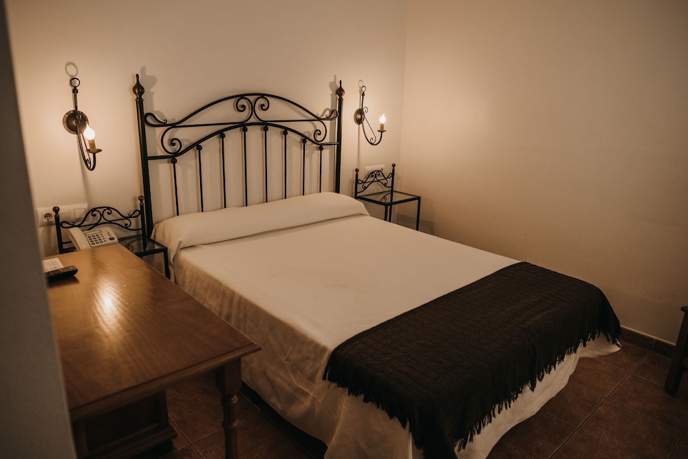 Superior Double or Twin Room - Photo 9