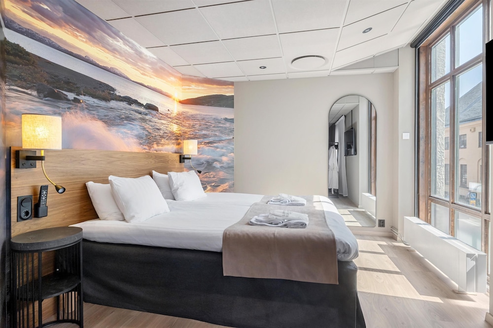 Junior Suite, 1 King Bed, Hot Tub, City View - Photo 1