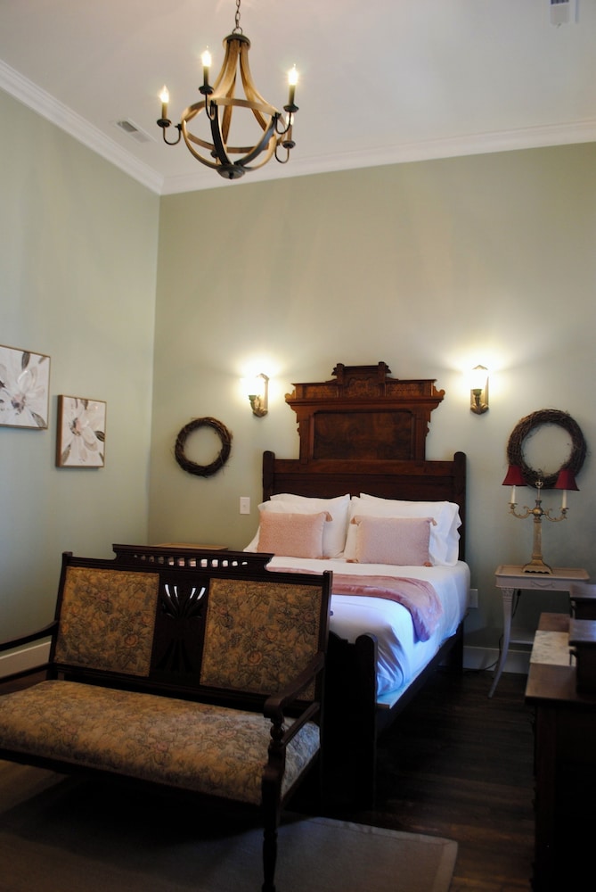 Classic Room, 1 Queen Bed, Non Smoking, City View