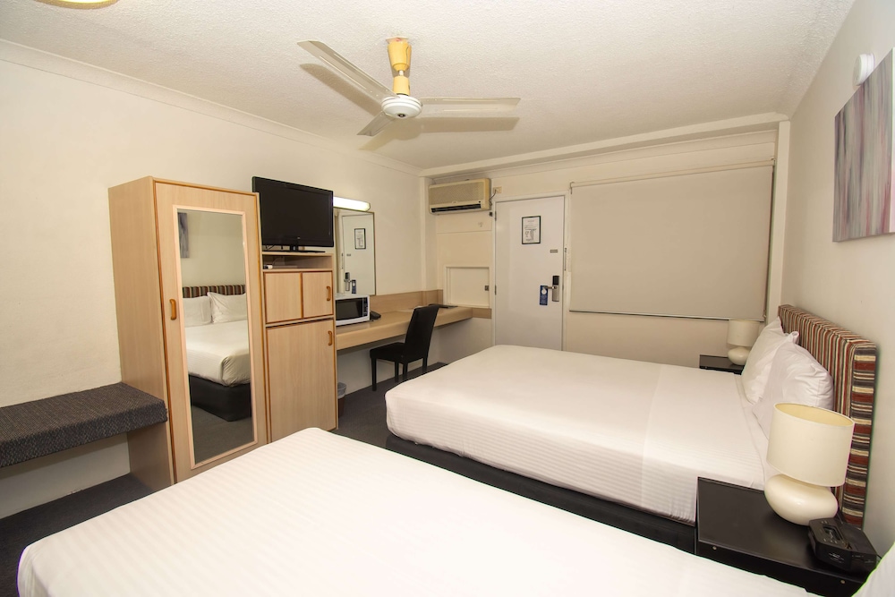 Standard Room, Multiple Beds, Non Smoking - Photo 5