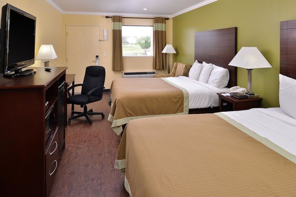 Room, 2 Queen Beds, Smoking photo 2