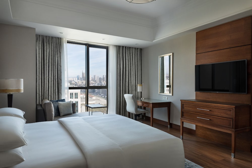 Executive Suite, 1 King Bed, City View