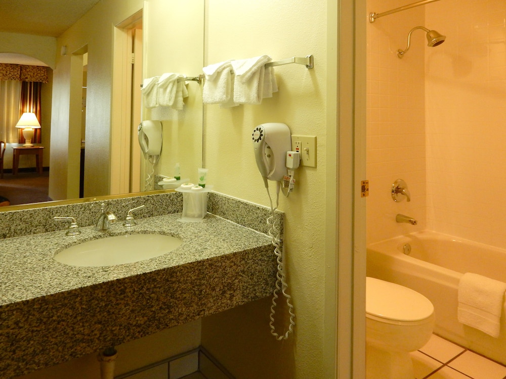 Standard Room, 2 Queen Beds, Non Smoking, Pool View - Photo 3