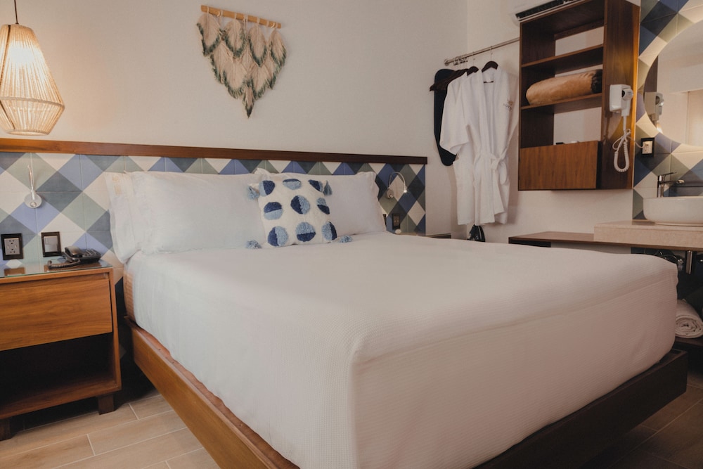 Standard Room, 1 Queen Bed, Refrigerator - Photo 1