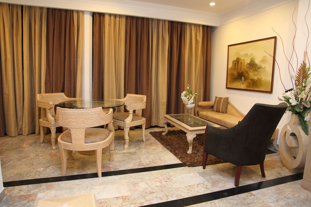 Suite, 1 Bedroom - Photo 1