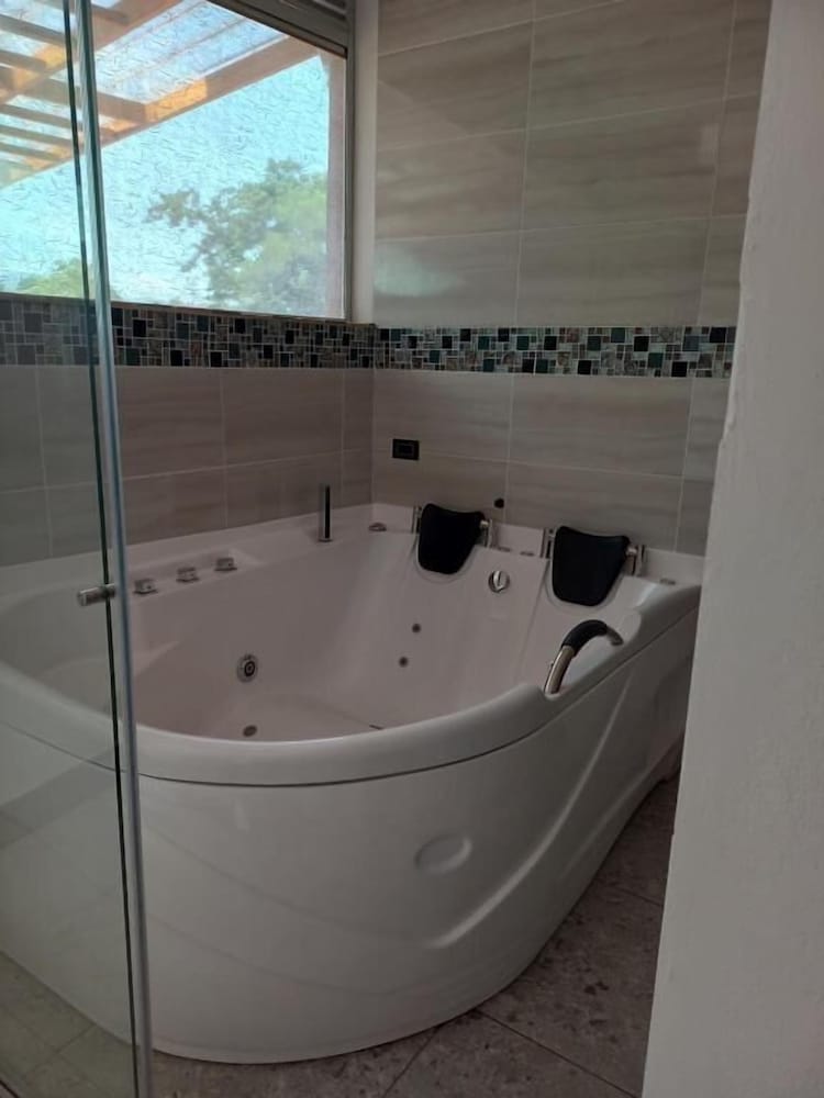 Luxury Studio Suite, Pool View