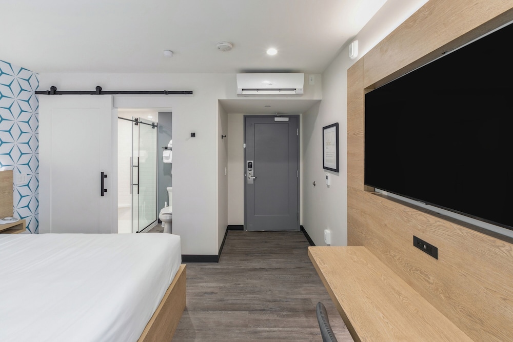 Standard Room, 1 King Bed (Self Check-in with Virtual Front Desk) - Photo 5