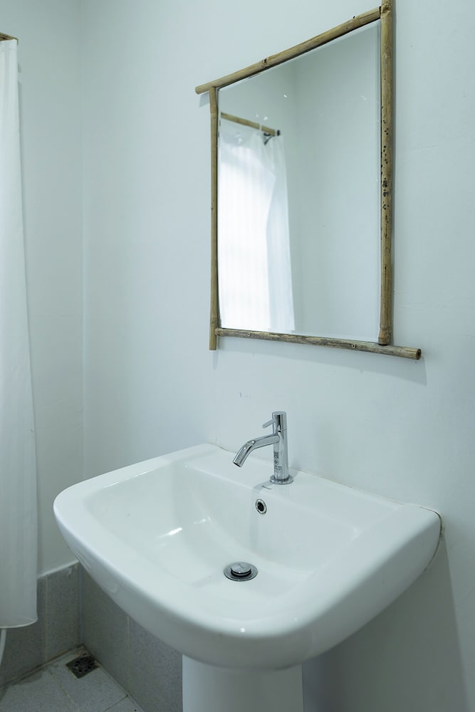 Deluxe Room - Photo 17
